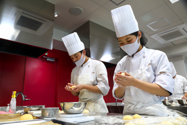 専門店／製菓・製パン研修中の様子